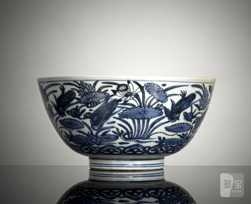 A fine decorated porcelain bowl with ducks in a lotus pond in strong underglaze blue - 图2